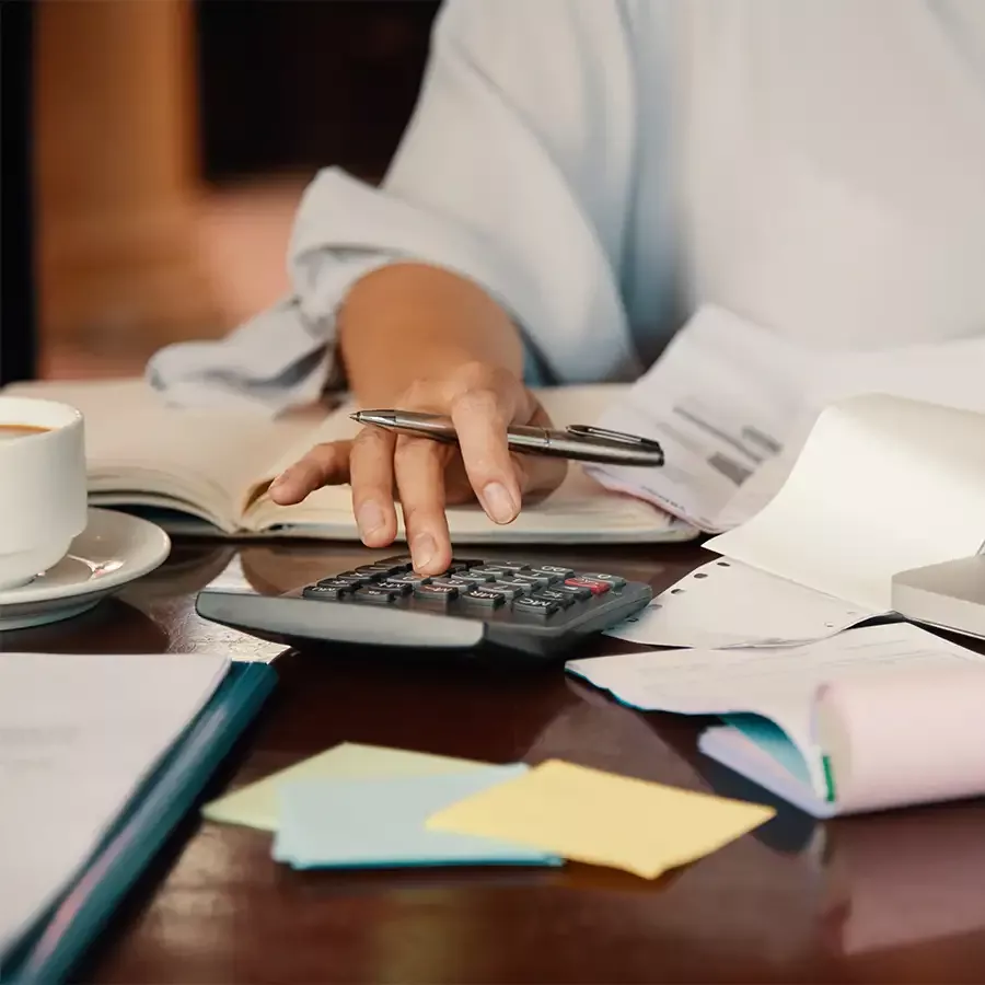mulher calculando o orçamento