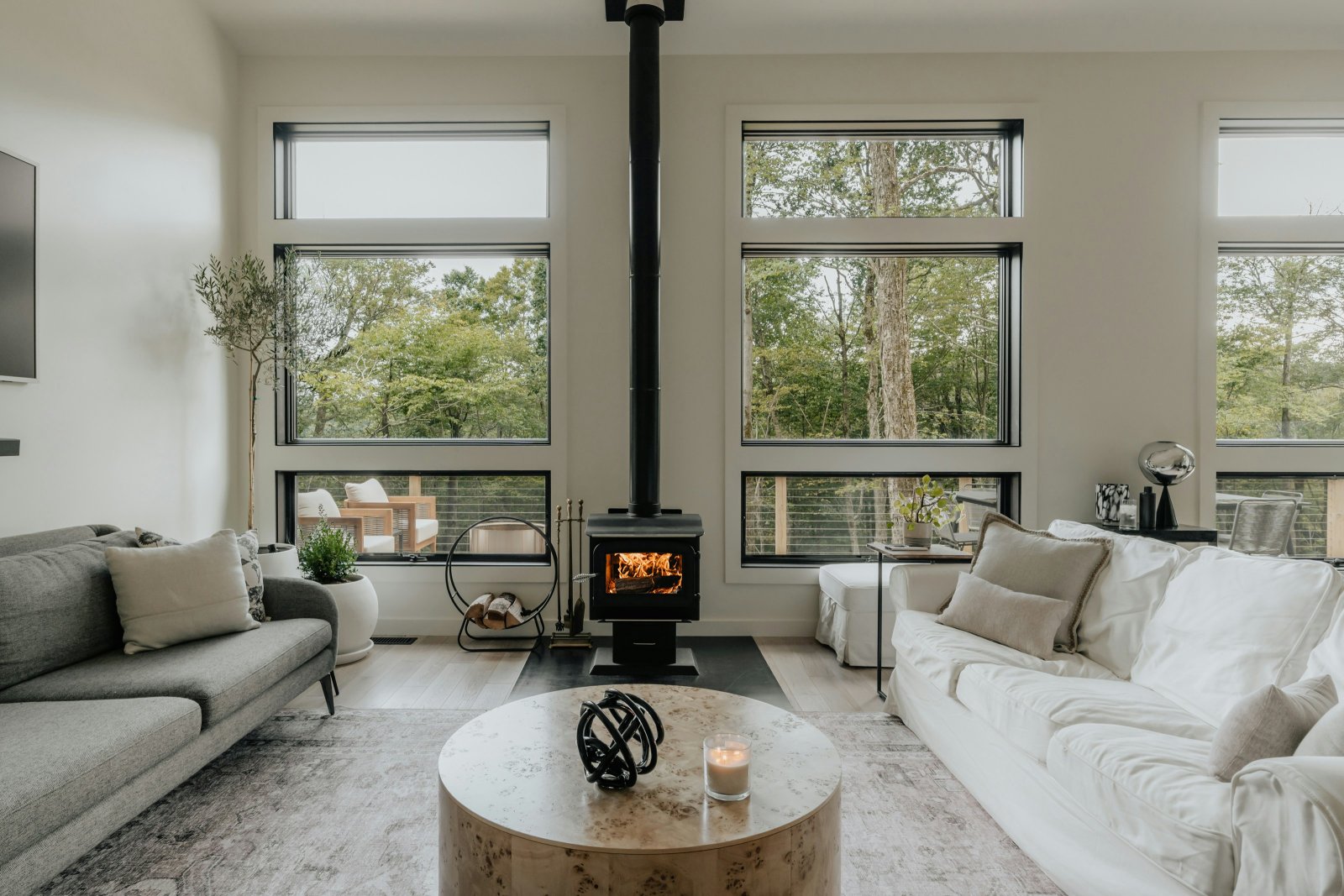 Sala de casa de alto padrão com vista para o verde em Taquara