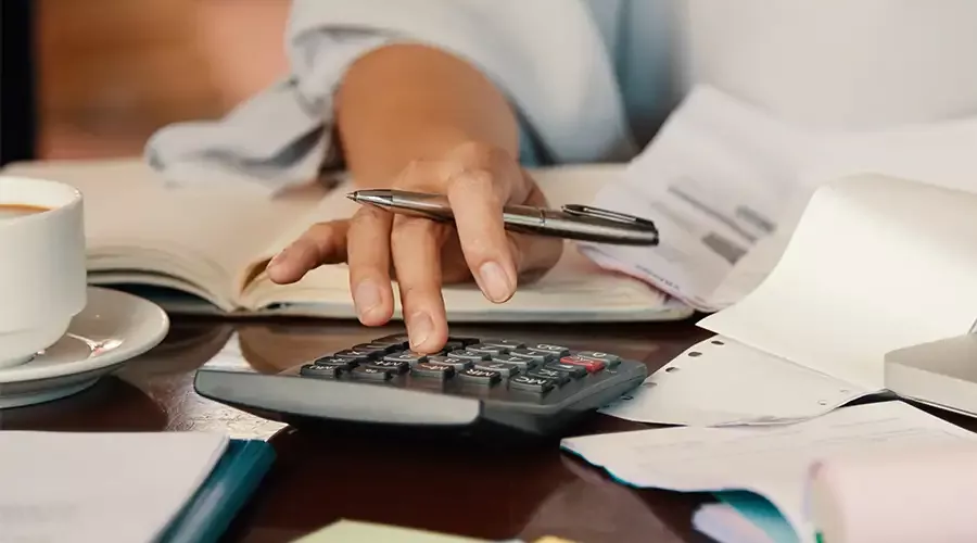 mulher calculando o orçamento