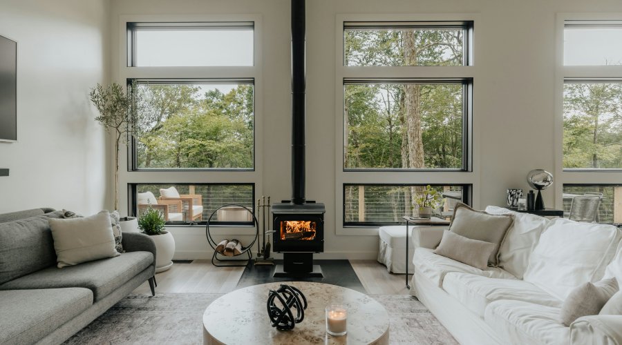 Sala de casa de alto padrão com vista para o verde em Taquara