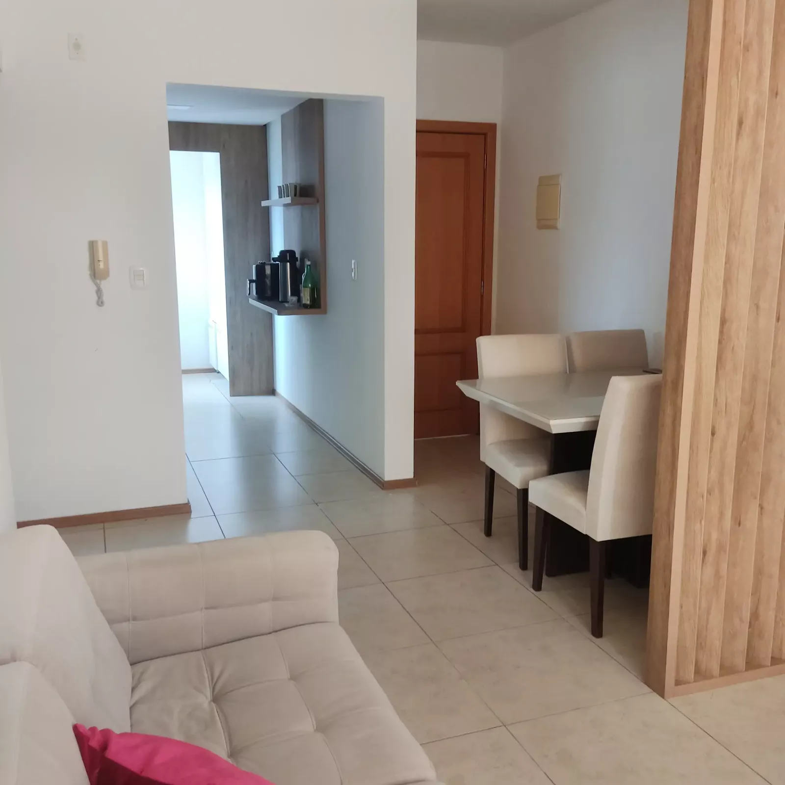 Ambiente integrado de sala de estar e jantar
