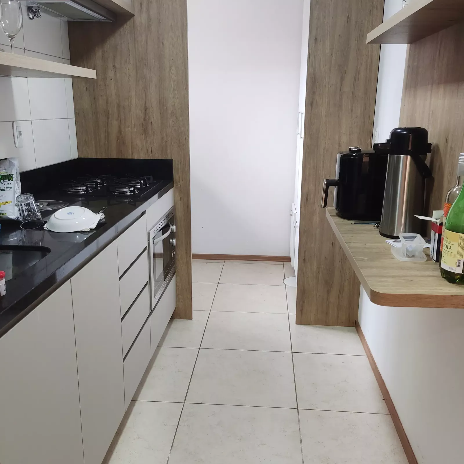 Cozinha equipada com forno e cooktop