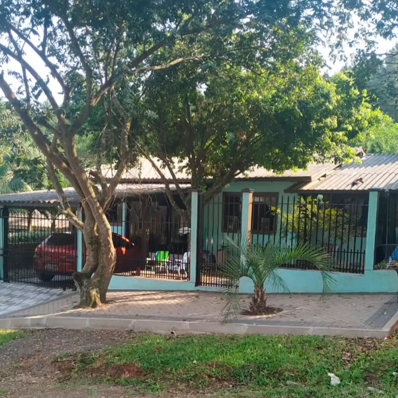 Casa cercada com entrada para carro