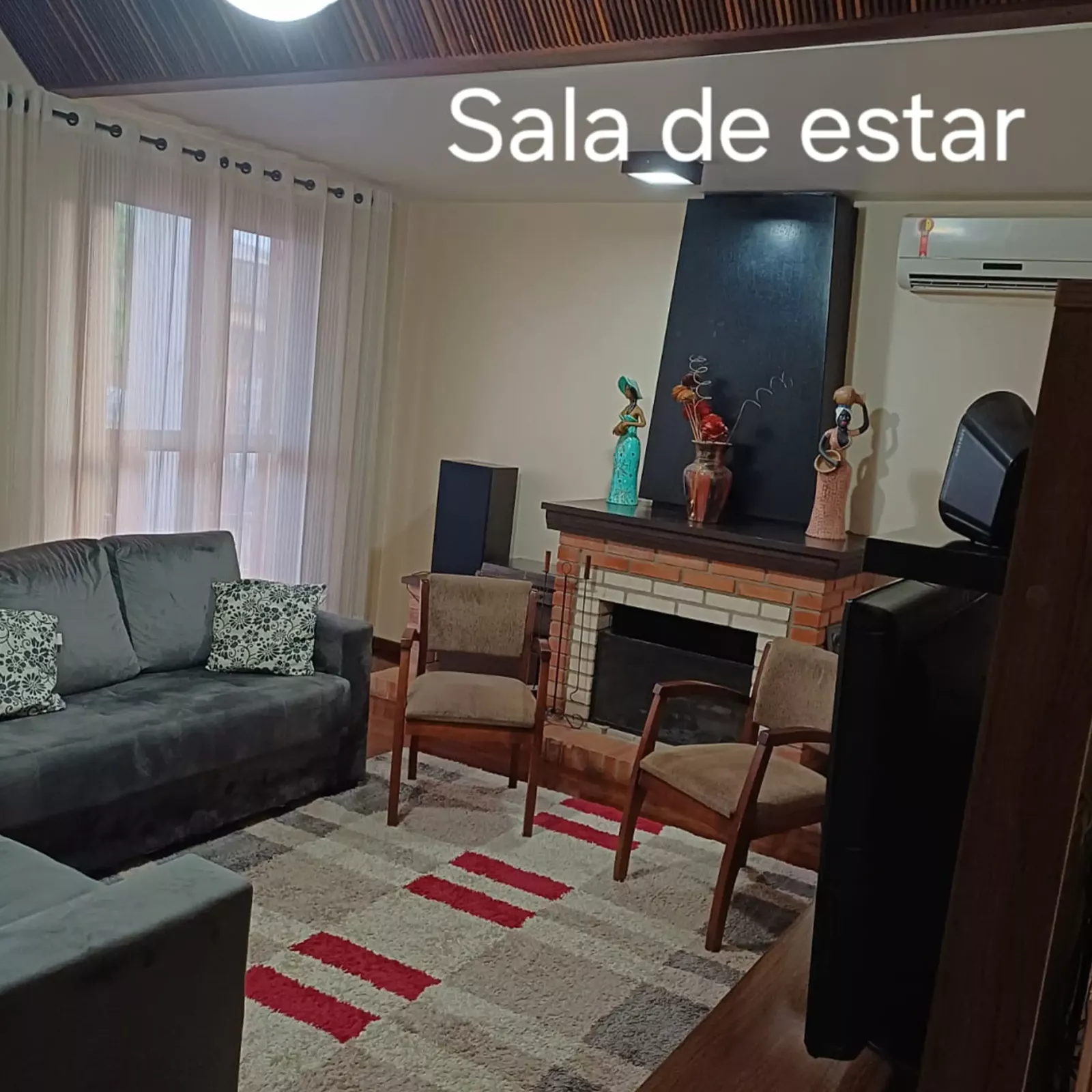 Sala de estar com lareira 