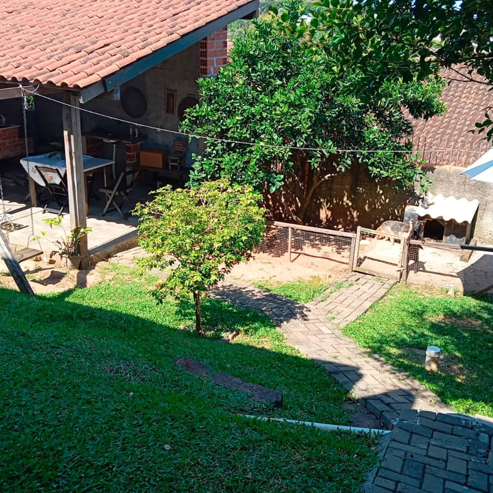Fundos da casa com quiosque