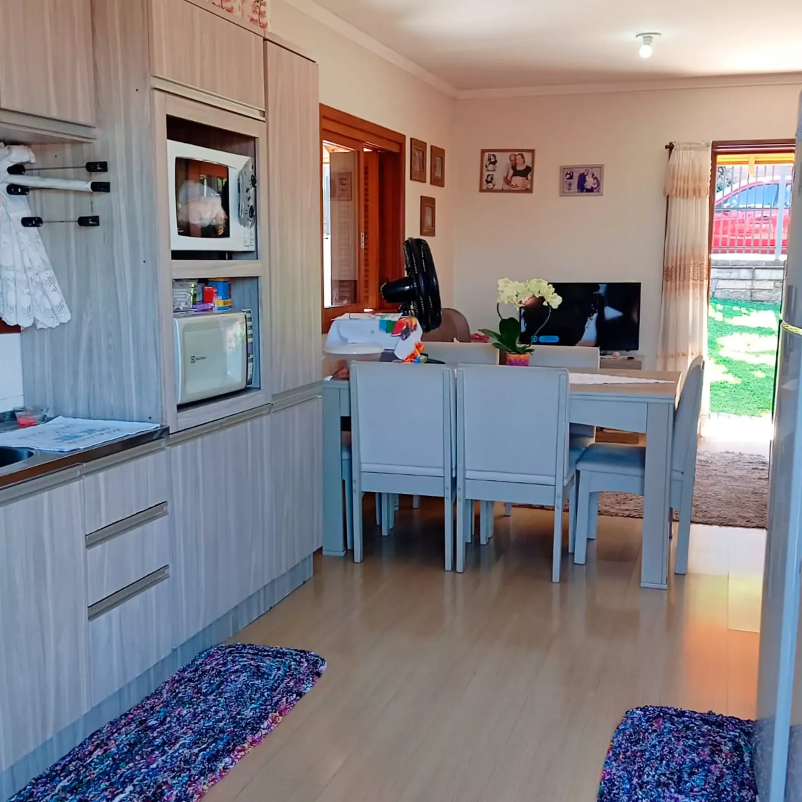Casa com chapa e piso laminado