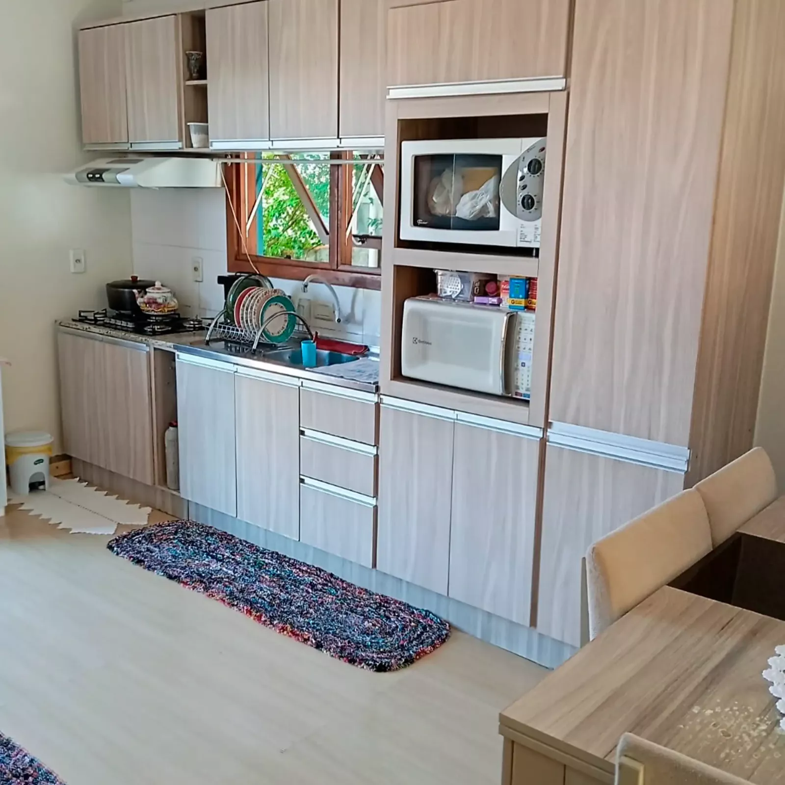 Cozinha bem ventilada e iluminada