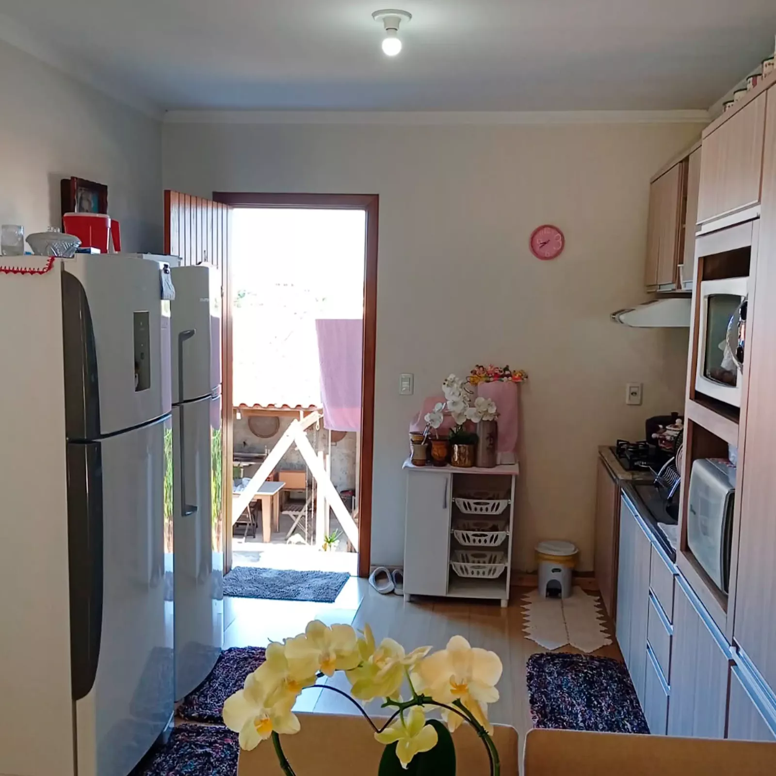Cozinha com acesso aos fundos da casa