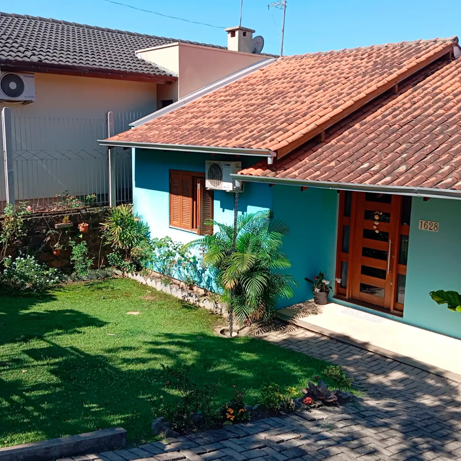 Fachada bonita com jardinagem