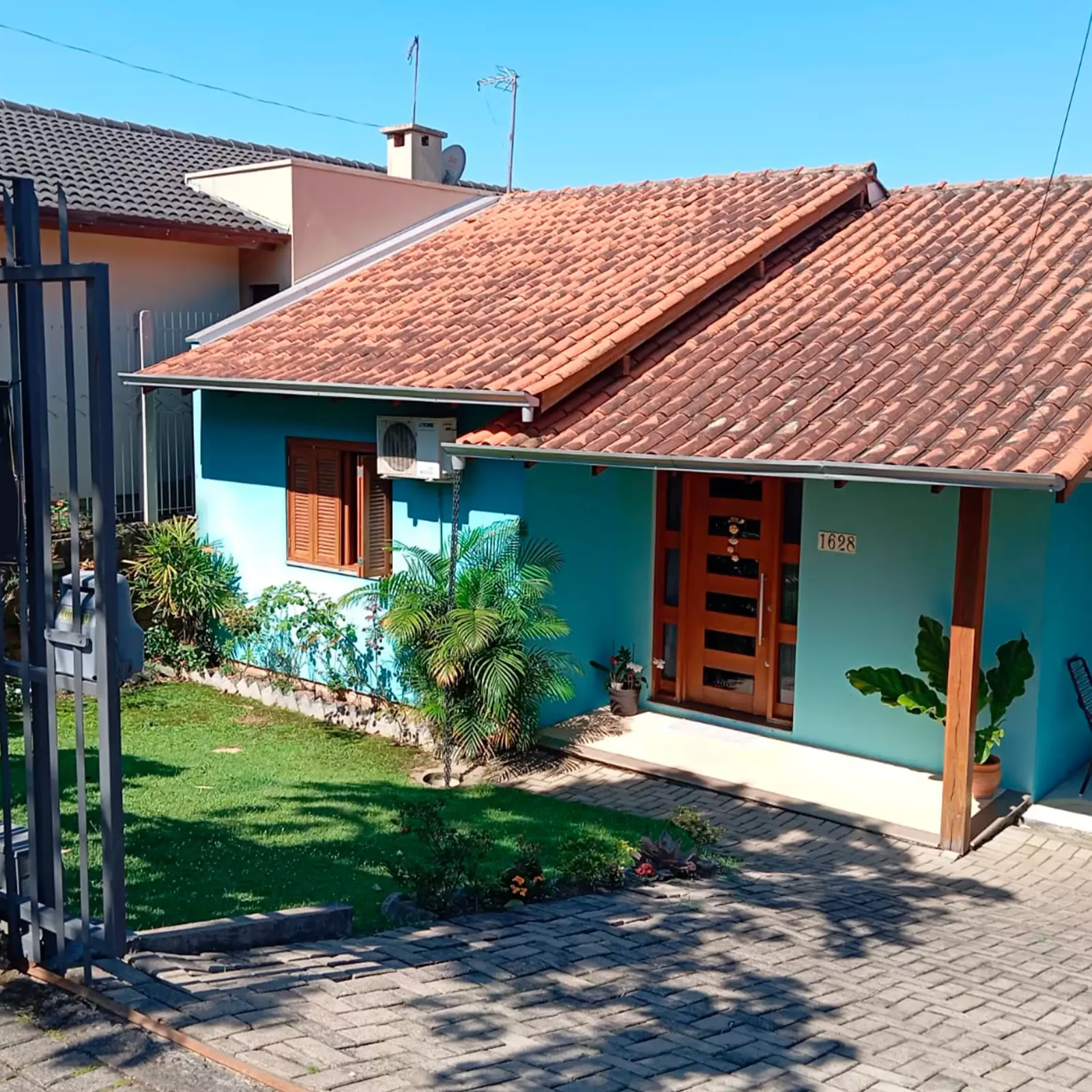 Portão eletrônico e entrada de bloqueto