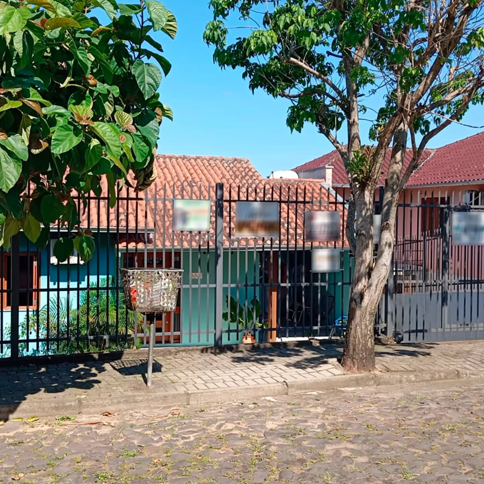 Casa cercada abaixo do nível da rua