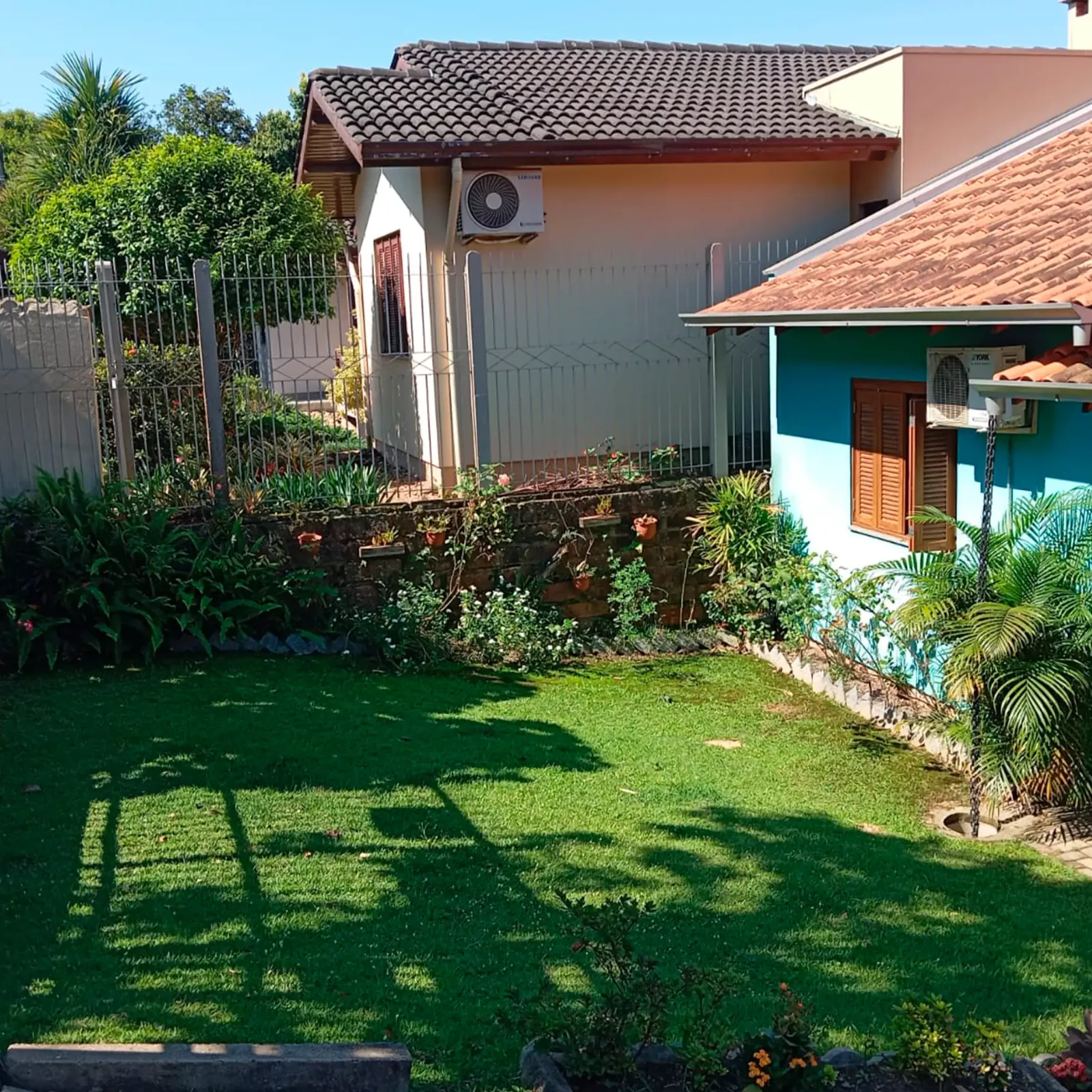 Casa cercada com lindo gramado na frente