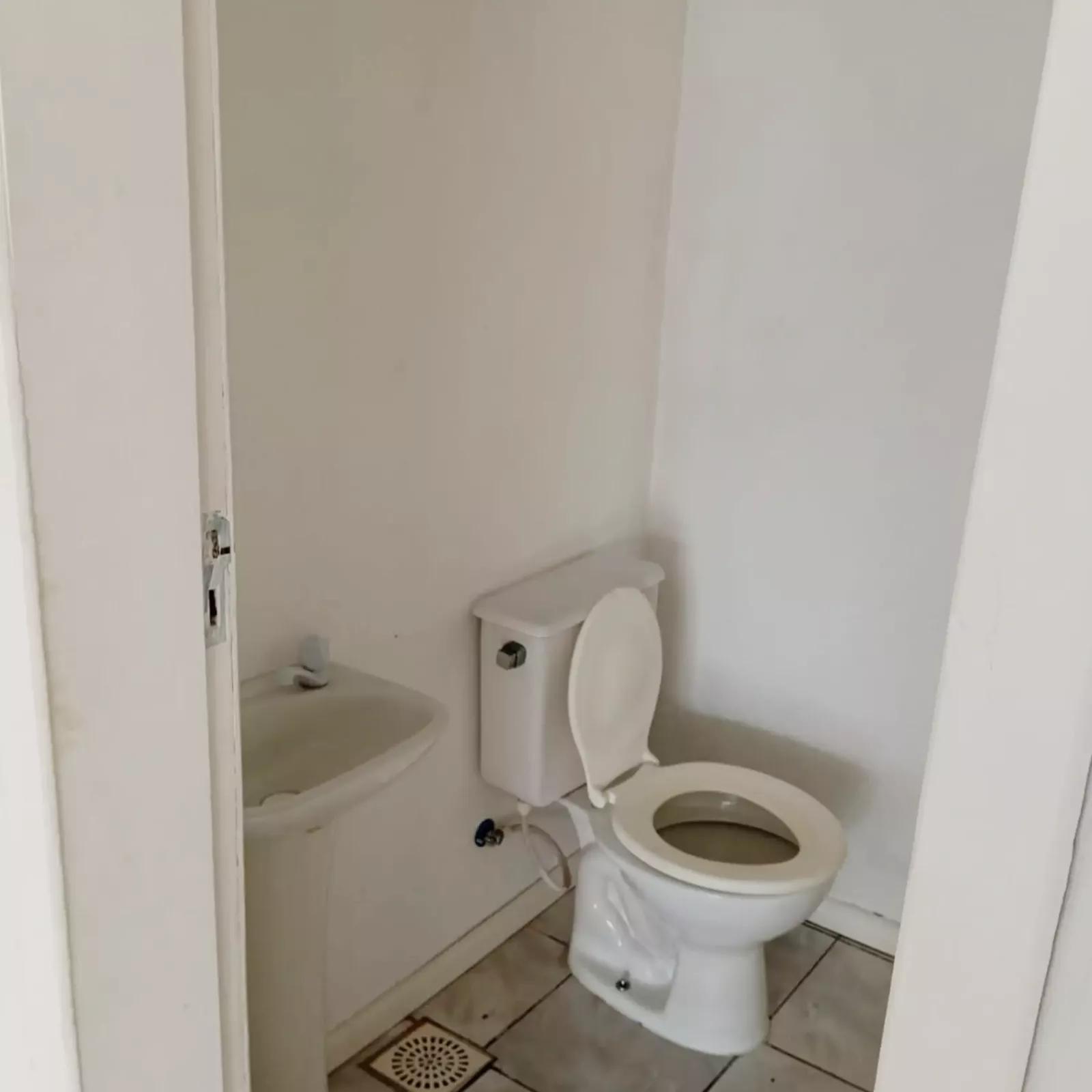 Sala com dois banheiros