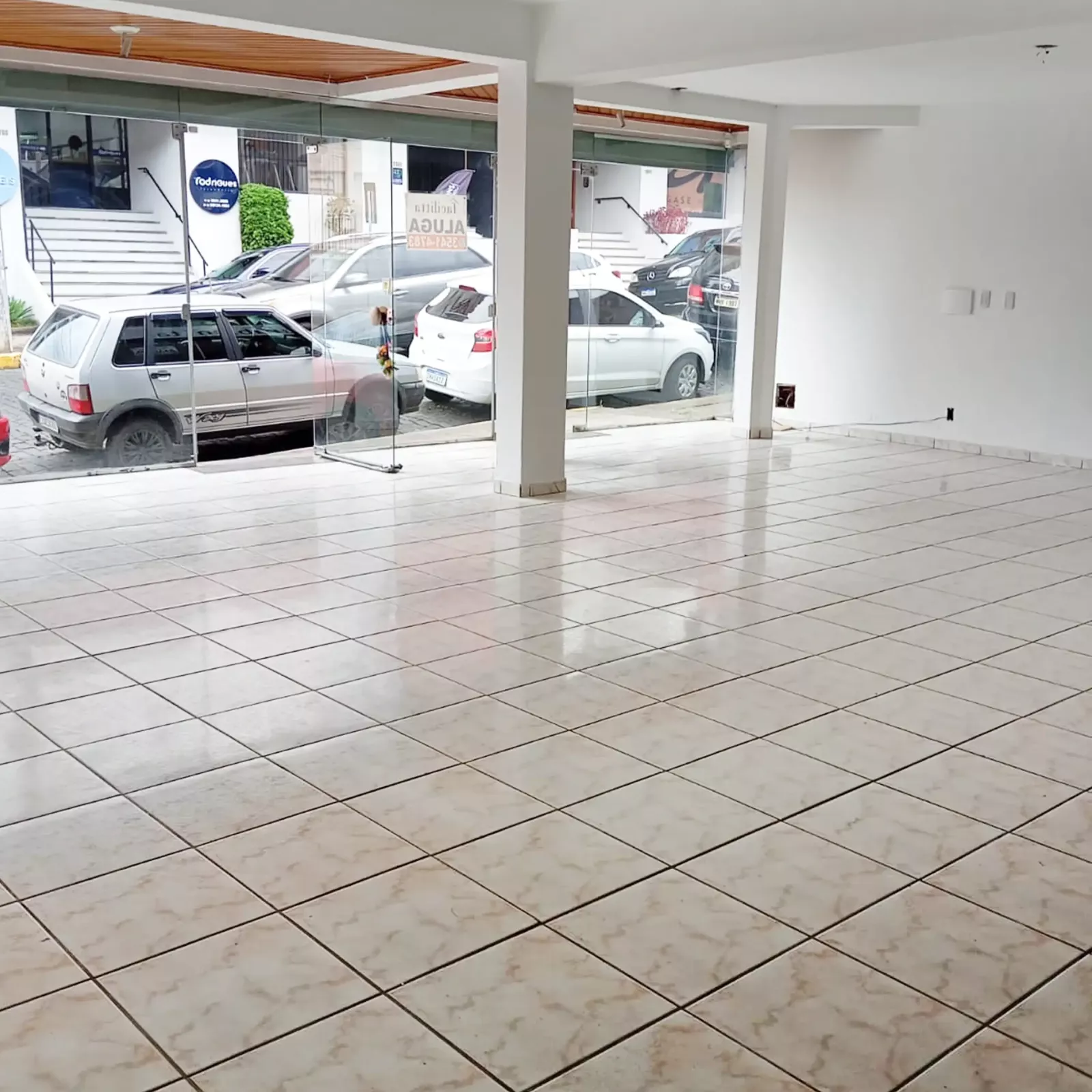 Sala com ampla vitrine