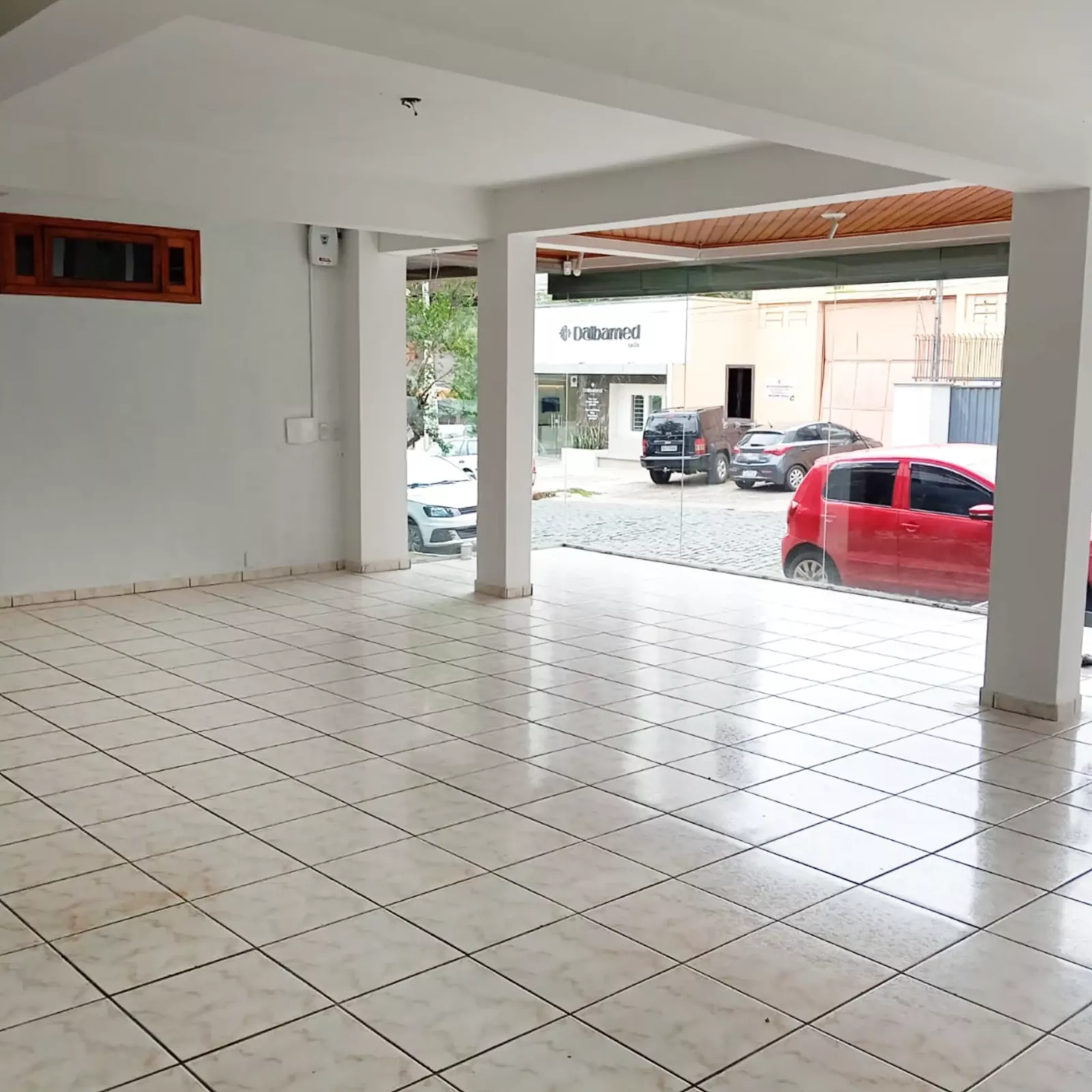 Sala ampla com piso
