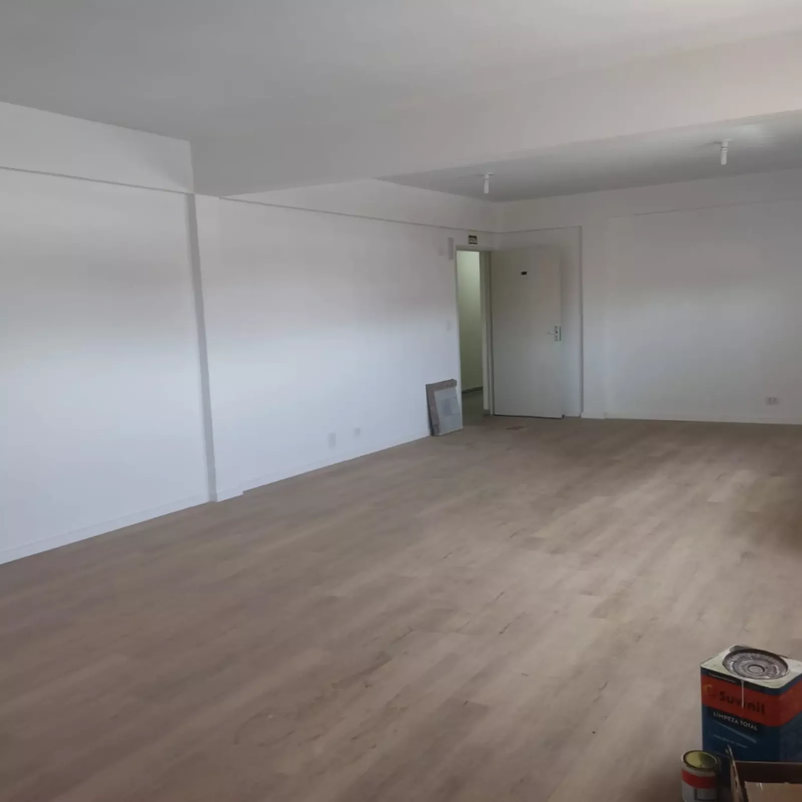 Sala bem localizada