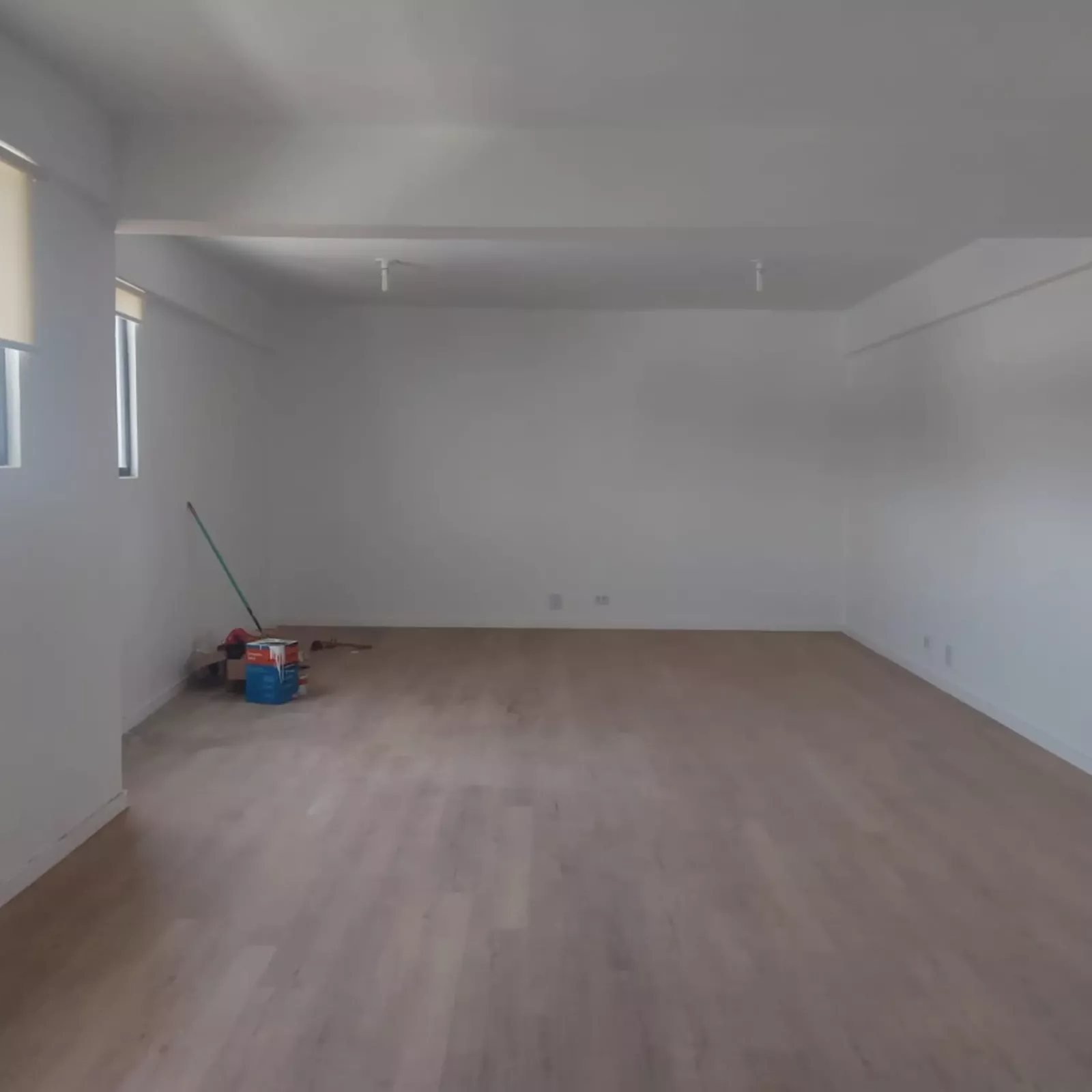 Sala com piso laminado