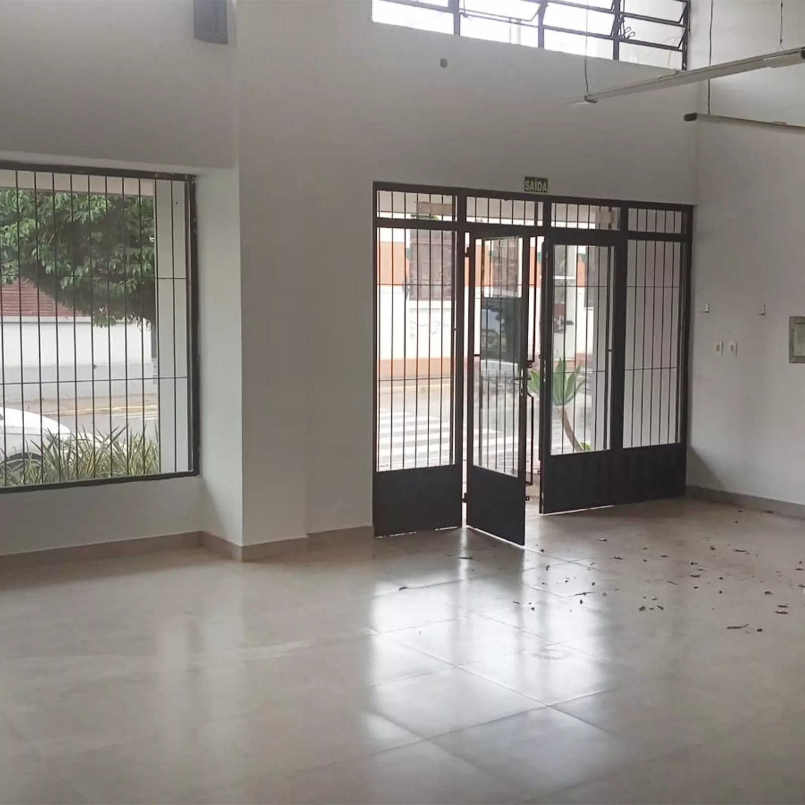 sala com calçada ampla e vitrine