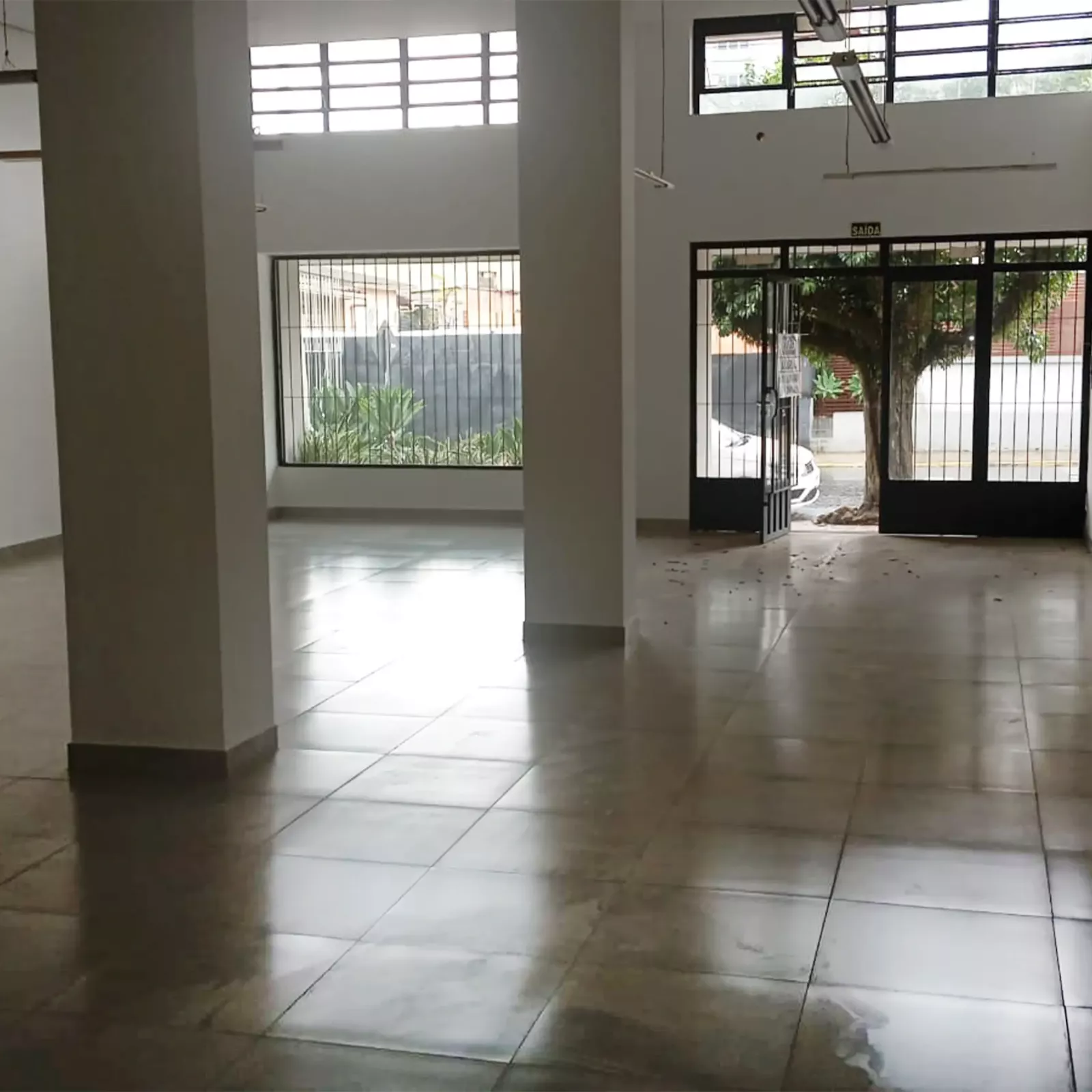sala ampla e alta