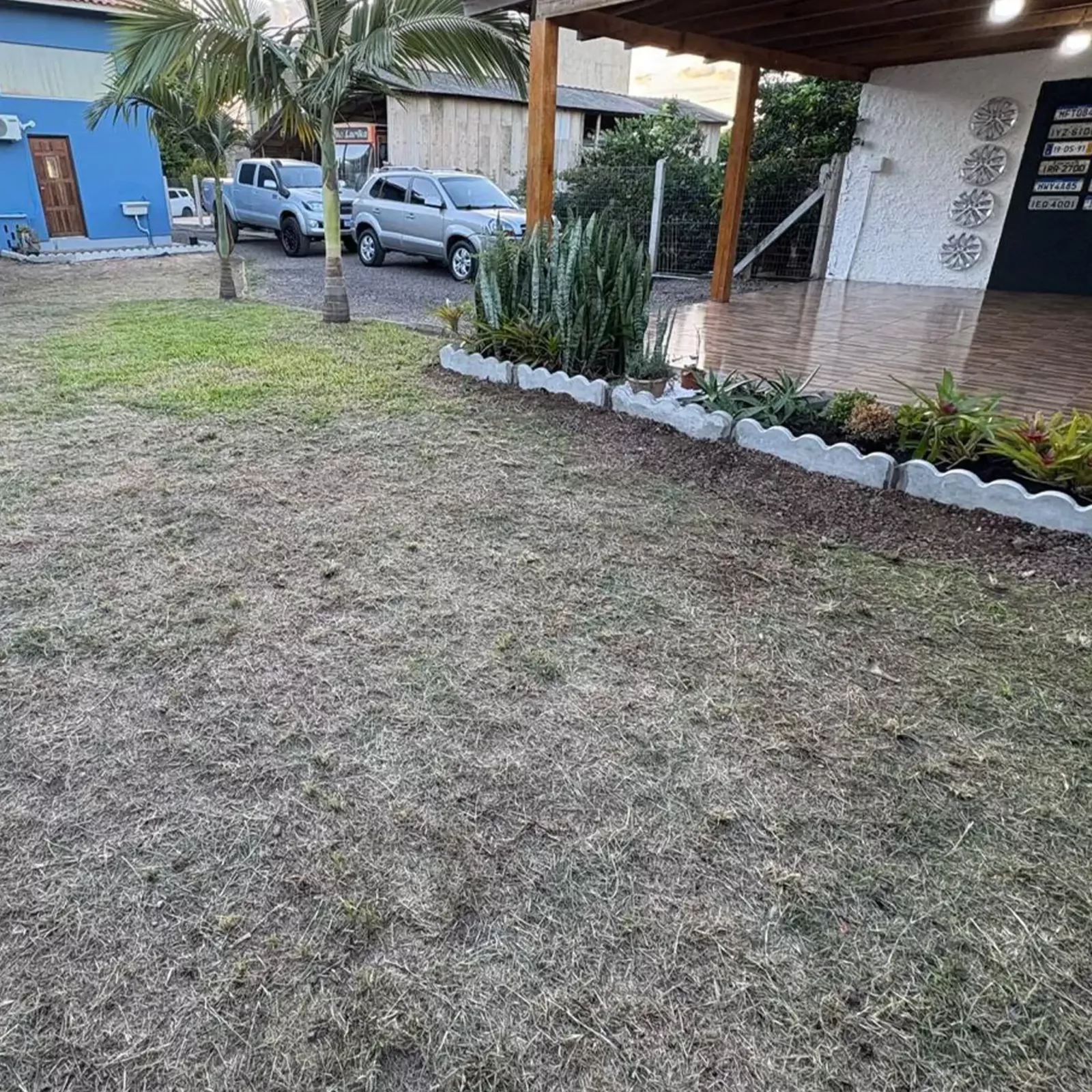Pátio nos fundos da casa amplo