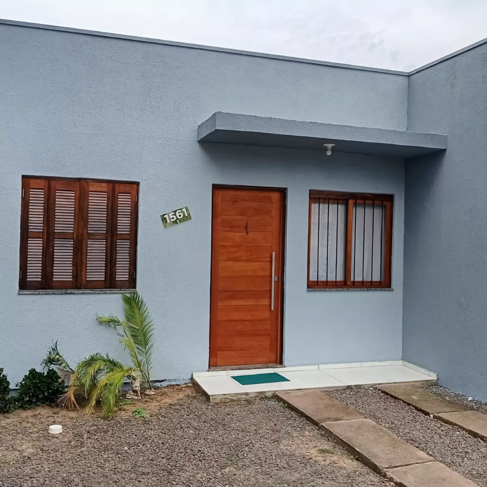 Frente da casa com vaga para carro