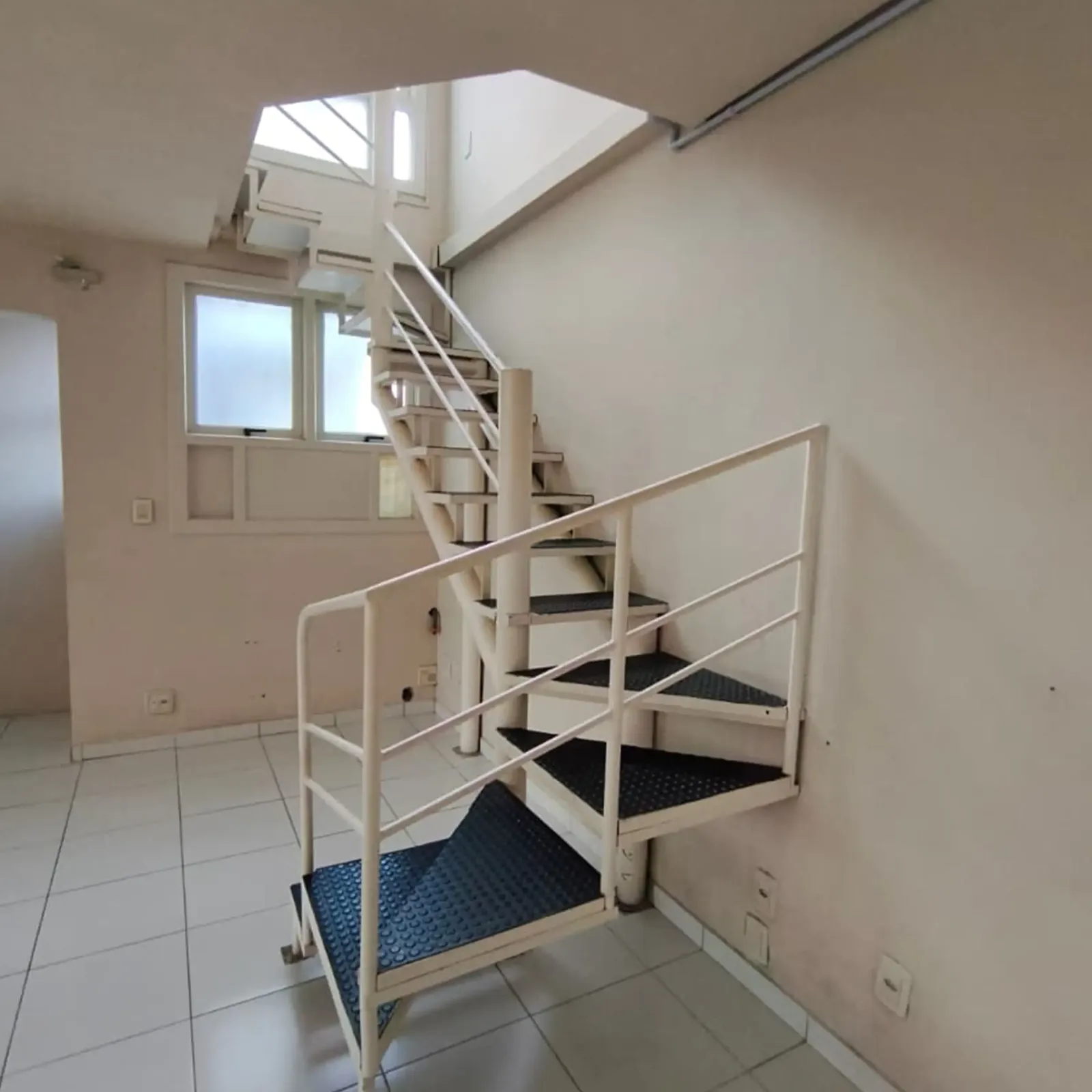 Escada se acesso pavimento superior 