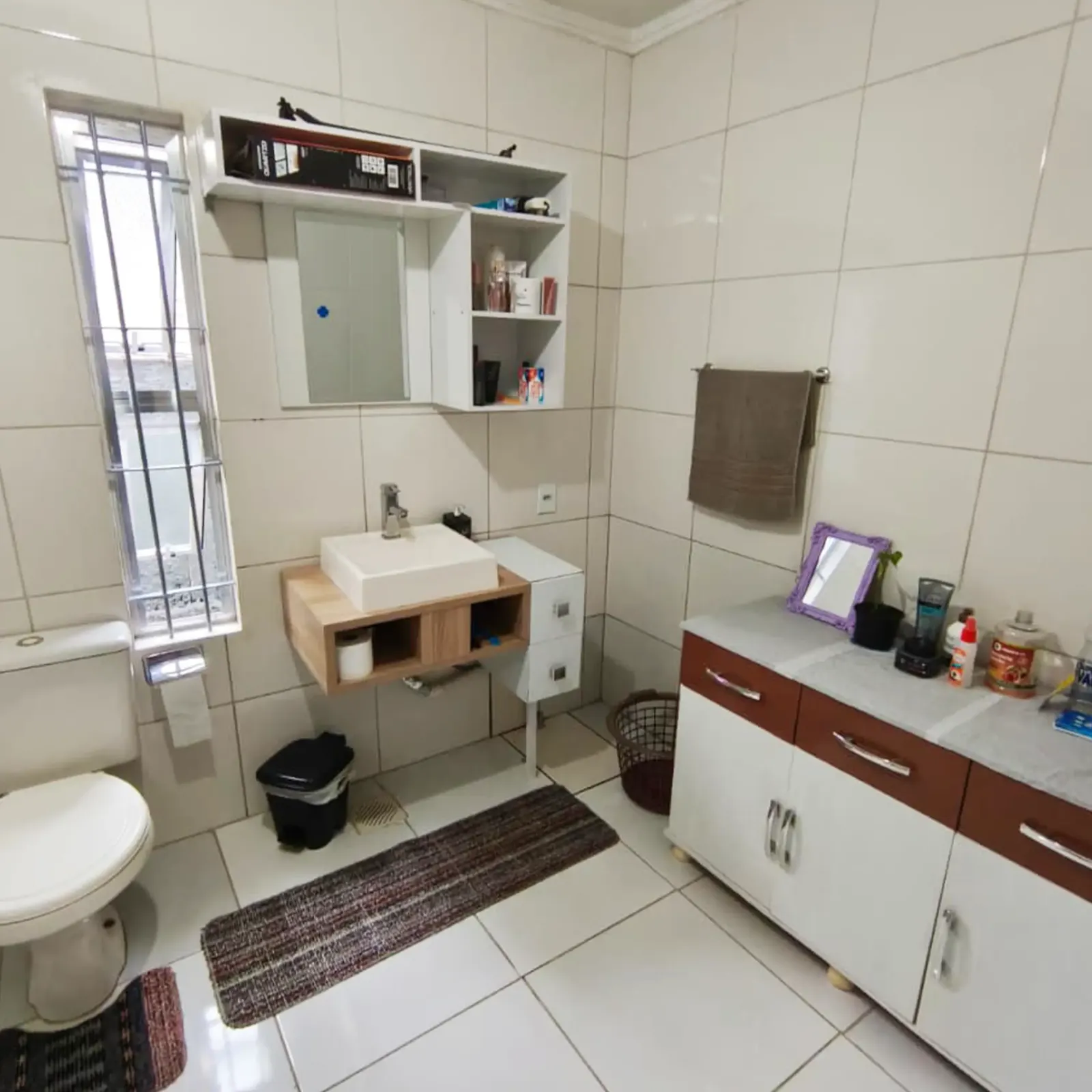 Banheiro social amplo