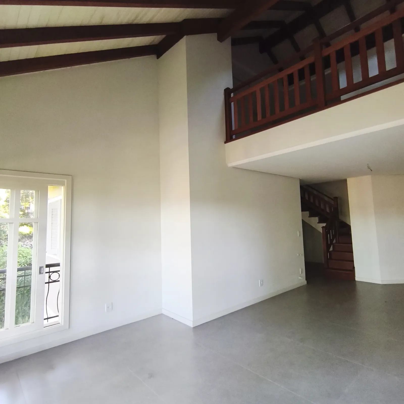 sala e mezanino alto