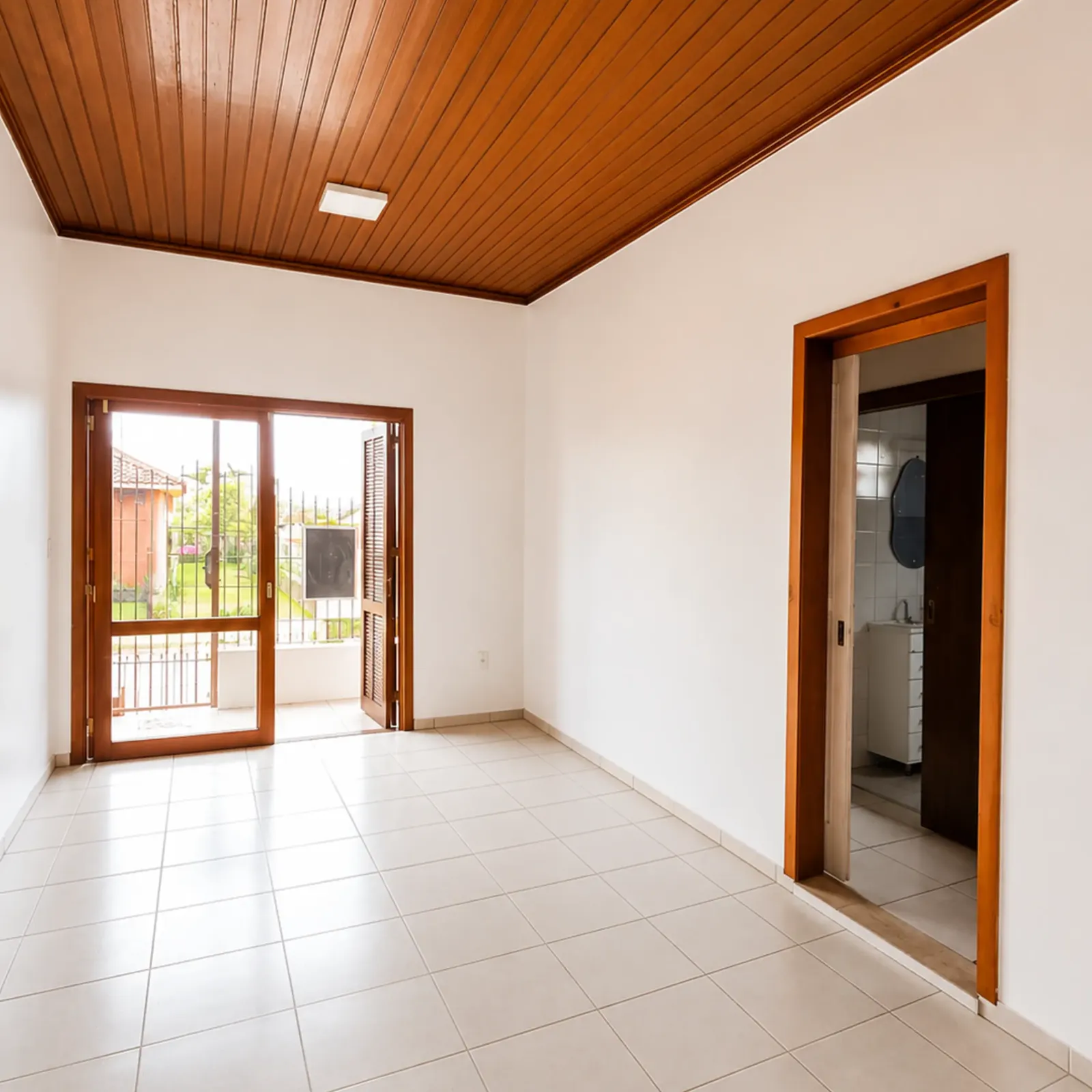 sala de estar ampla e bem iluminada