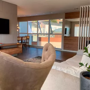 Living amplo e bem iluminado